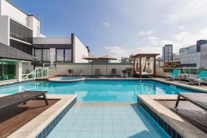 a large swimming pool on top of a building at Pousada La Barca in Torres