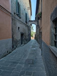 an alley with an archway between two buildings at Il Vantaggio in Bagnoregio