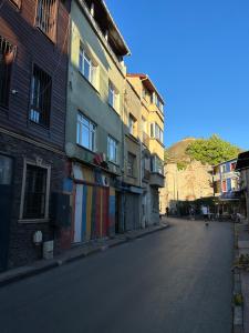une rue vide dans une ville avec des bâtiments dans l'établissement Sultanahmet Corner Apart, à Istanbul
