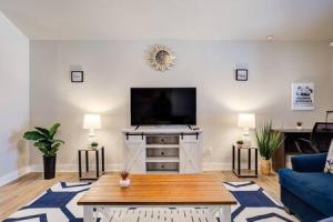 TV a/nebo společenská místnost v ubytování Milano Lodge - Cozy Retreat