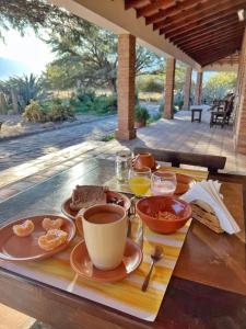 un tavolo con vassoio di cibo e una tazza di caffè di La Vaca Tranquila a San Carlos