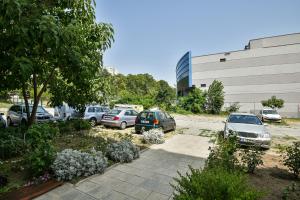 un montón de autos estacionados en un estacionamiento en Delta Planet budget flat 2 guests en Varna