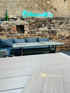 uma mesa em frente a uma parede de pedra em Hotel St. Georg em Ediger-Eller
