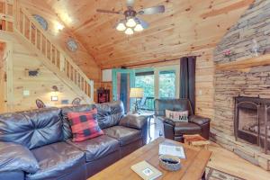 Χώρος καθιστικού στο Hot Tub and Game Room Charming Morganton Cabin!