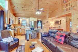 Χώρος καθιστικού στο Hot Tub and Game Room Charming Morganton Cabin!