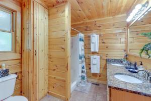 Ένα μπάνιο στο Hot Tub and Game Room Charming Morganton Cabin! +29 φωτογραφίες