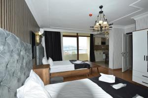 pokój hotelowy z 2 łóżkami i dużym oknem w obiekcie Cihangir by Aydin Suite Hotel w Stambule