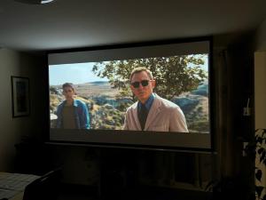 Ein TV-Bildschirm mit einem Mann im Anzug und einer Sonnenbrille. in der Unterkunft Ferienwohnung Bille in Pirna