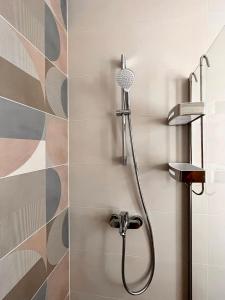 una ducha con cabezal de ducha en un baño en Kuća za odmor Krk, en Krk