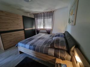 Un dormitorio con una cama grande y una ventana en Kuća za odmor Family Ferlin en Grabrovnik
