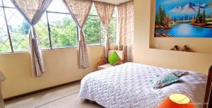 Postel nebo postele na pokoji v ubytování ITCHIMBIA GARDEN con la mejor vista de Quito y SPA