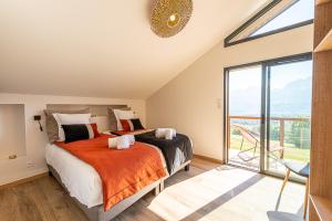 サン・ジョリオにあるANNECY HAPPY LODGE DUPLEX 9 persのベッドルーム1室(ベッド1台、大きな窓付)