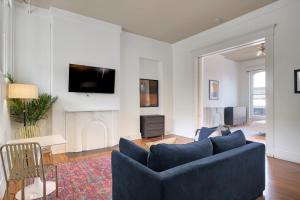 Seating area sa Apartment With King Bed In Downtown Louisville