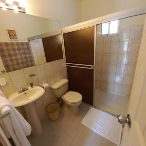 La salle de bains est pourvue de toilettes, d'un lavabo et d'une douche. dans l'établissement Casa Monarca Boquete, à Alto Boquete