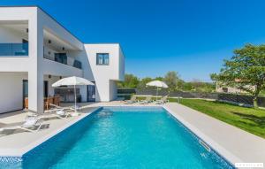 Bazén v ubytování Lucija nebo v jeho okolí