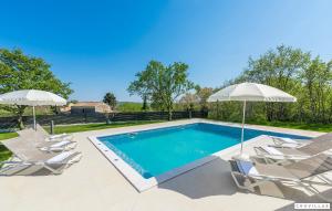 Bazén v ubytování Lucija nebo v jeho okolí