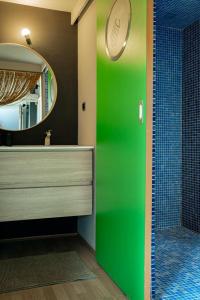 ニーウポールトにあるHHVDK city loftの緑豊かなバスルーム(シンク、鏡付)