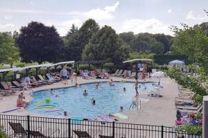 een groep mensen in een zwembad bij Lake Geneva's resort amenities in Lake Geneva