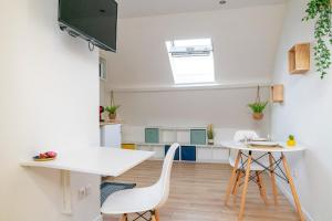 a kitchen and dining room with a table and chairs at Malaka Home Anzin in Anzin