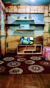 Il comprend un salon doté d'une télévision et d'une fresque murale. dans l'établissement Ipol property, à Cisalak