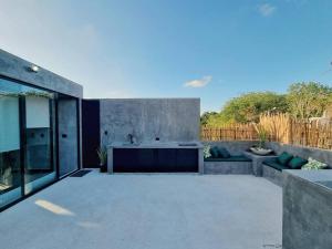 een betonnen terras met een wasbak en een bad bij Home Rooftop Private Jacuzzi 3 Bedroom 4 Bth 120Mb in Xcanatún