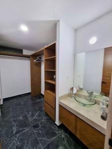 een badkamer met een wastafel en een spiegel bij Home Rooftop Private Jacuzzi 3 Bedroom 4 Bth 120Mb in Xcanatún