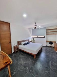 een slaapkamer met een bed in een kamer bij Home Rooftop Private Jacuzzi 3 Bedroom 4 Bth 120Mb in Xcanatún +18 foto's