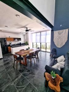 een woonkamer met een tafel en een bank bij Home Rooftop Private Jacuzzi 3 Bedroom 4 Bth 120Mb in Xcanatún