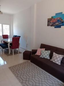 sala de estar con sofá y mesa en 2 bedrooms private townhouse in Zayed, en Sheikh Zayed