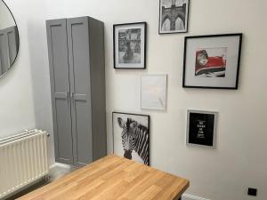 Pokój ze stołem i obrazami na ścianie w obiekcie Private studio in Antwerp w Antwerpii