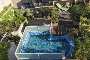 - une vue sur la piscine d'eau bleue dans l'établissement Sky Garden Sarandi [Duplex] Wild Terrace Old Town, à Montevideo