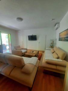 uma sala de estar com um sofá e uma mesa em Holiday Home Harmony em Mostar