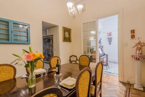 - une salle à manger avec une table et des chaises dans l'établissement Sky Garden Sarandi [Duplex] Wild Terrace Old Town, à Montevideo