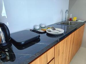 O bucătărie sau chicinetă la SLEPTOPIA @ FORMOSA RESIDENCE NEW HIGH FLOOR CITY VIEW