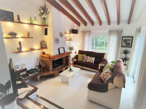 uma sala de estar com um sofá e uma lareira em Villa Capllonch em Banyalbufar