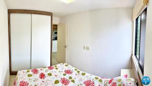 a small bedroom with a bed and a closet at Vacanze - Ametista 7 in Maceió +20 photos