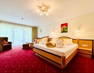 Łóżko lub łóżka w pokoju w obiekcie Wellness- und Familienhotel Egger