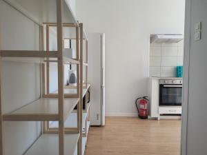 uma cozinha com uma escada num quarto em DISCOVER PORTO - Boavista 2 em Porto