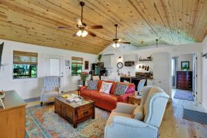 uma sala de estar com um sofá e uma mesa em Luxurious Cottage on 3-Acre's in Fred Wine Country em Fredericksburg