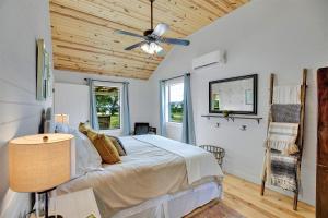 um quarto com uma cama e uma ventoinha de tecto em Luxurious Cottage on 3-Acre's in Fred Wine Country em Fredericksburg