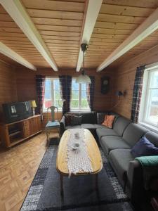 een woonkamer met een bank en een salontafel bij Kvam - Stegastein in Aurland