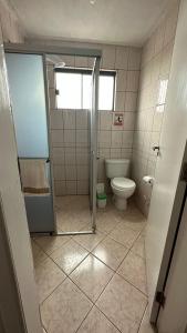 a bathroom with a shower and a toilet in it at Apartamentos na região Central Cobertura e 2 quartos in Ponta Grossa