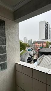 蓬塔格羅薩的住宿－Apartamentos na região Central Cobertura e 2 quartos，从大楼欣赏到城市街道的景色