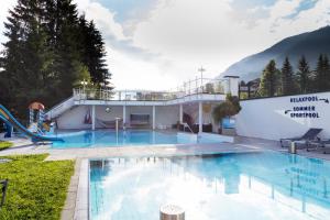 Basen w obiekcie Wellness- und Familienhotel Egger lub w pobliżu