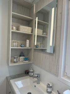 y baño con lavabo y espejo. en Ahoi Haus Duo, en Drage