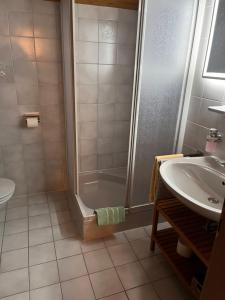 łazienka z prysznicem i umywalką w obiekcie Landhaus Bichlbach w mieście Bichlbach +35 zdjęć