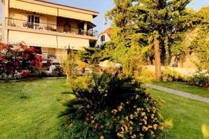a house with a garden with flowers in the yard at Seas the Day in Preveza