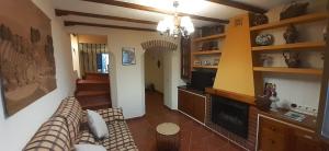 TV a/nebo společenská místnost v ubytování Casa Luciíta: Agradable con chimenea, patio y BBQ. + 25 fotografií