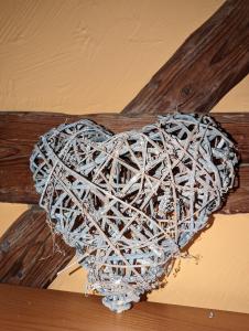 a metal heart hanging from a ceiling at NaturflairHaus in Königstein an der Elbe