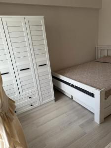 Ένα ή περισσότερα κρεβάτια σε δωμάτιο στο Müstakil bahceli verandali bahce şomineli